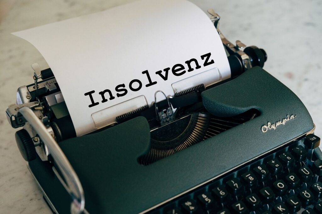 Schreibmaschine mit dem das Wort "Insolvenz" geschrieben ist.